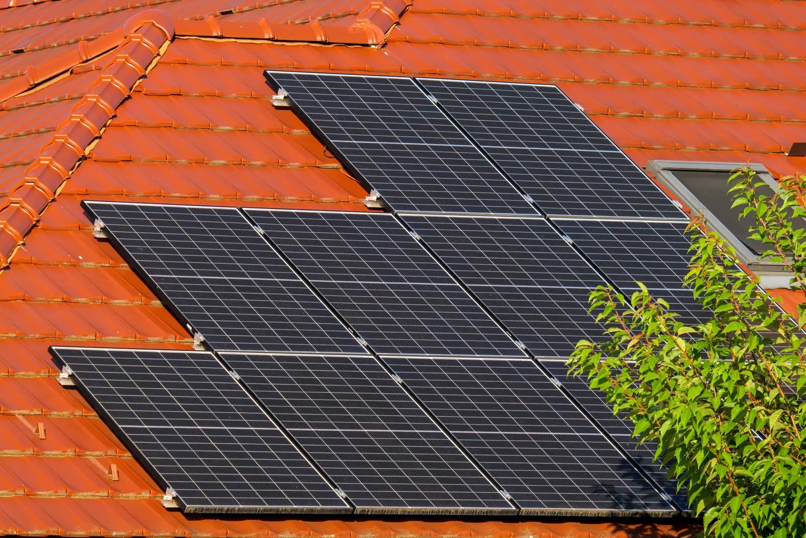 Painéis solares fotovoltaicos instalados num telhado residencial